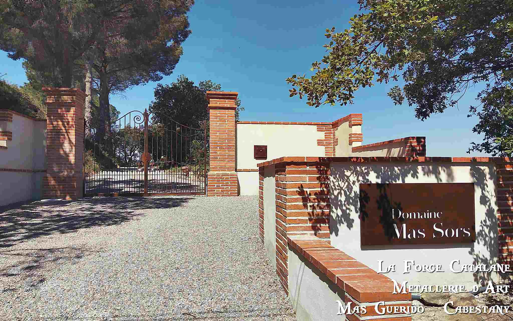 nom de maison caisonne avec plexi blanc forge catalane.jpg